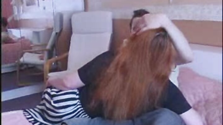 Mtoto mchanga ambaye hajanyolewa anafurahishwa na ngono ya upole.