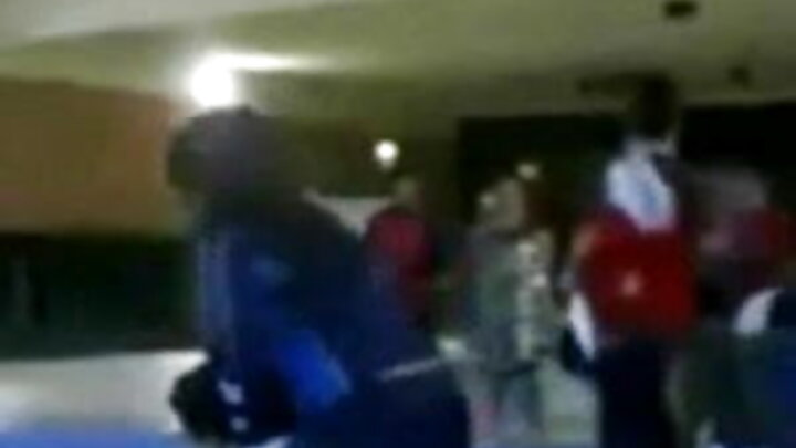 Mwanamke mweusi mwenye tatoo alinaswa kati ya matako yake na kama mbovu kabisa.