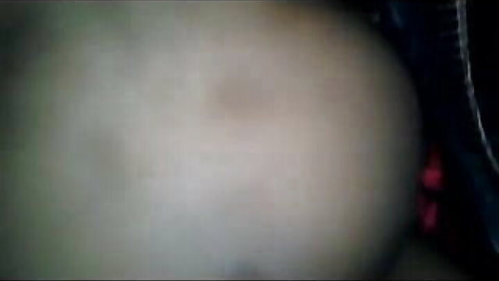 Mwanaume mtanashati alimwalika kifaranga kutoka Tinder na kumlamba kwenye matako baada ya kunywa vinywaji kadhaa.