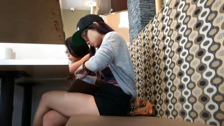 Dereva wa tanki la jana, Max, anamamsha mteja kwa masaji, anasukuma uume ndani ya shimo lake, na kumlamba kwenye matako yake.