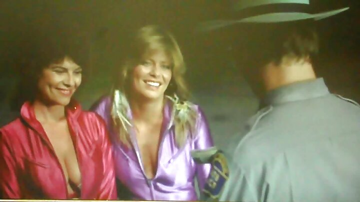 Zhenka White alifanya mapenzi ya mkundu na wanaume wawili weusi katika ofisi tupu