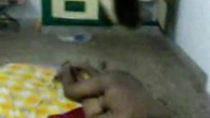 Mkundu mpya wa Kirusi Vivienne Grace akifanya sherehe ya kwanza ya kupigwa risasi akiwa akilamba mkundu kwa nguvu