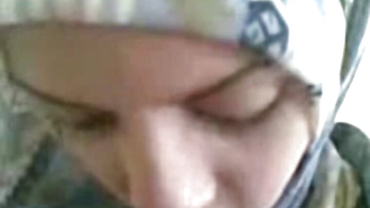 Askari kijana wa Urusi anadhani anaweza kushinda kukiri kwa mzee kwa kumlalwa.