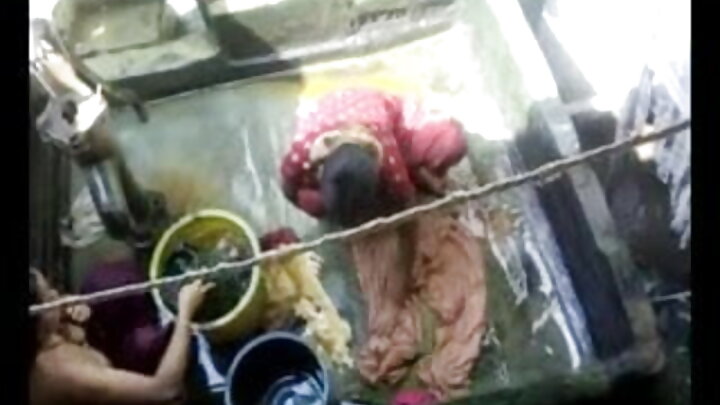 Kifaranga aliyevaa pajama alimpa kazi ya kunyonya kabla ya kulala