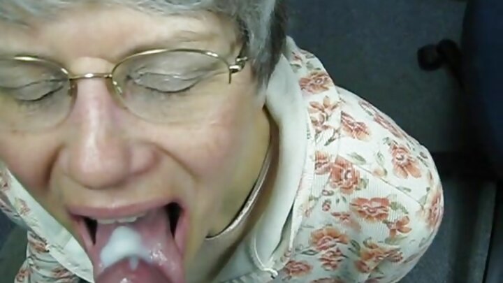 Mwenye nywele nyekundu anafanya uchawi wake kwa upole kwenye uke.