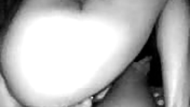 Kwa mwendo wa sungura, anamlawiti mama yake wa kambo wa silikoni Tiffany Rousso kwenye uume