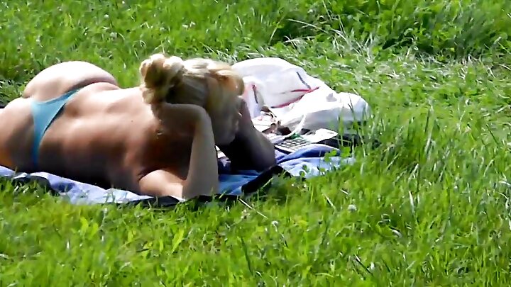 Niligundua ndoto tamu za brunette mrembo, nikimleta kwenye msisimko wa ulimwengu