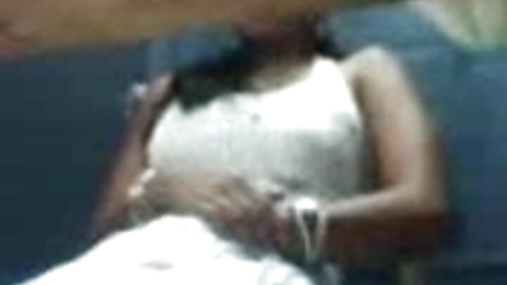 Mmoja aliweka mdomoni mwake, mwingine akamgonga: Picha ya mke wa ngono wa Marina.