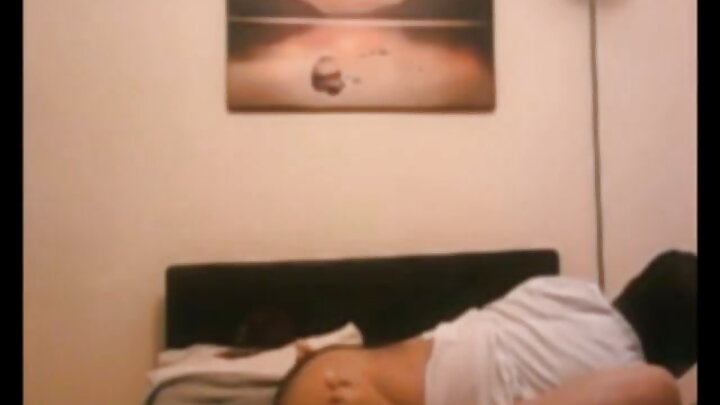 Wanamchezea mke wangu kila mahali, na yeye anamtazama mumewe mpiga picha machoni.