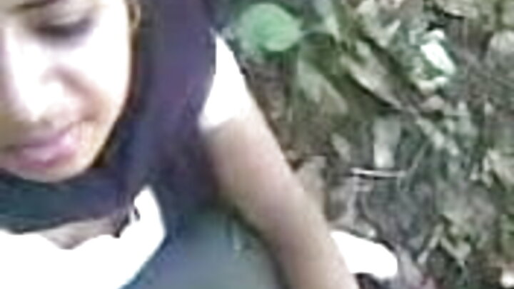 Uke wa waridi wa mtoto mwenye utimamu wa mwili unalia ukiwa umetundikwa kwenye bomba refu jeusi