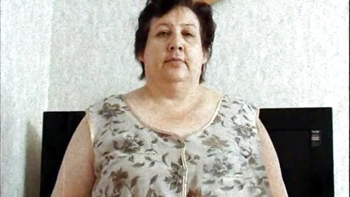 Wapiga picha za ngono za St. Petersburg wanamfundisha Shetani wa miaka 20 jinsi ya kufanya mapenzi kwenye matako
