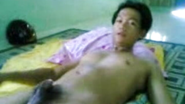 Kifuko cha Said kilibana wakati dada yake Mwislamu alipokishika kwa miguu yake yenye jasho...