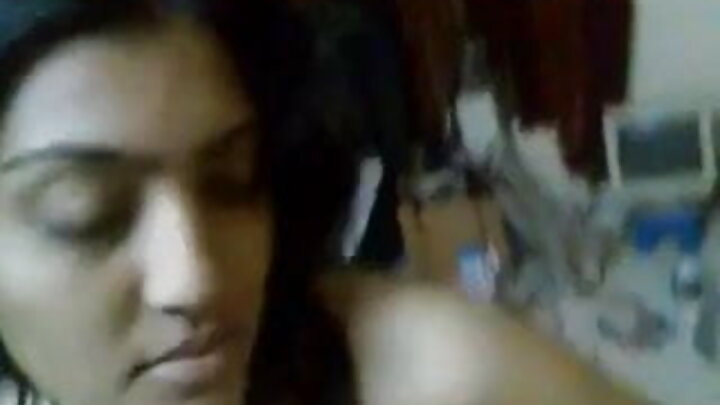 Msagaji aliyevaa soksi nyeusi za ngono anamkumbatia rafiki yake kwa upole kwenye sofa nyeupe, akivua nguo zake za ndani zilizotengenezwa kwa kitambaa.