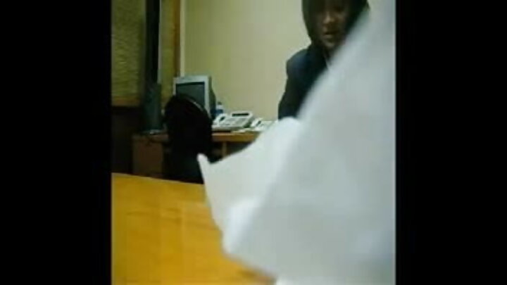 Afisa wa siri alimfunika macho mwanamke kijana ili asimtambue, kisha akamchoma uume wake hadi kwenye shimo lake.