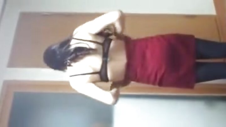 Baada ya kuvua gauni lake la kulalia la waridi na kupanda juu ya meza, dume huyo mchanga alijitosa kwenye kilele cha uume kwa msaada wa dildo.