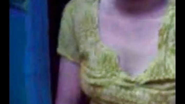 Mtu mgeni alikubali kunyonya uume kwenye bustani, akiwa ameketi kwenye benchi, na akameza manii.