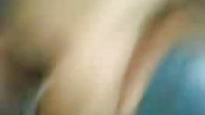 Mwanadada wa rangi ya brunette wa Kirusi aliyevaa chupi nyeupe alijikunyata usoni baada ya kulamba mipira yake iliyonyolewa.