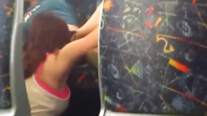 Mwanadada mwenye nywele nyeusi na mnene wa Kirusi mwenye matako mazuri alikojoa karibu na zizi.