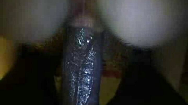 Msichana mrembo anapiga picha za kimapenzi kwa ajili ya kamera na kupapasa uume wake kupitia chupi yake.