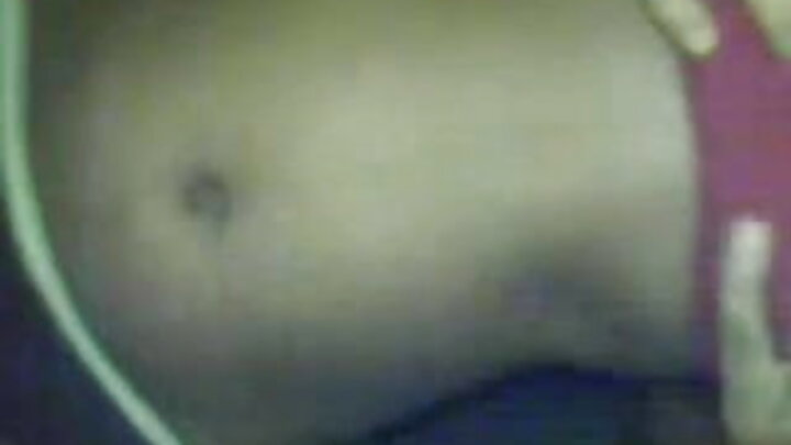 Muuguzi akiwa amevaa uume! Akiigiza na mwanamke mweusi aliyevaa soksi nyekundu ambaye anapenda kula uume.