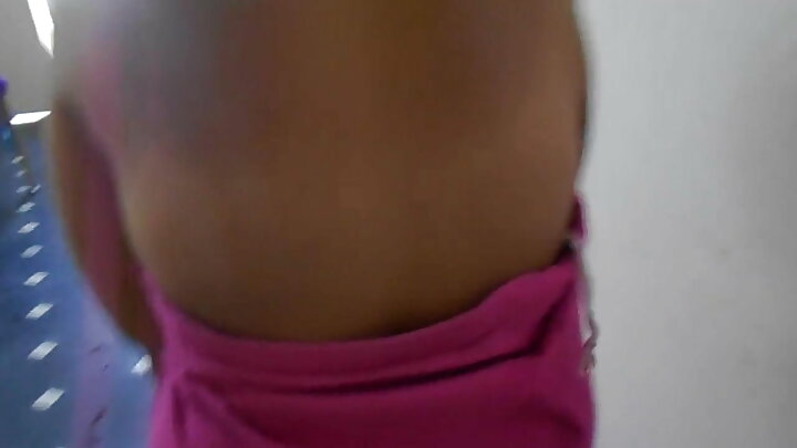 Msichana mwenye haya ananyonya uume