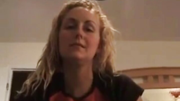 Msichana wa miaka kumi na minane anafanya ngono kitandani mwa wazazi wake.