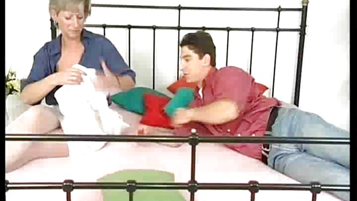 Mwanamume mwenye nywele zilizopinda alinyoosha hymen ya mwanafunzi wa mwaka wa kwanza bikira