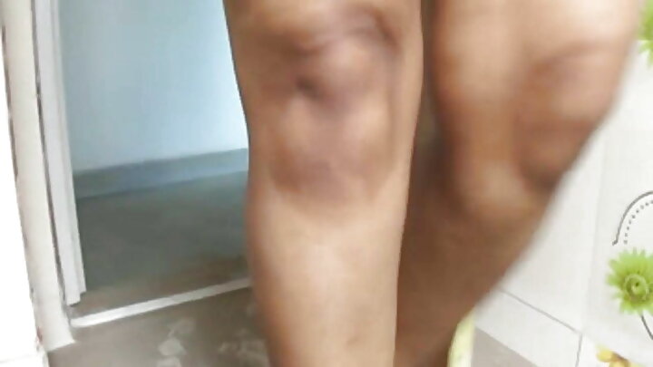 Mtu mwenye nywele nyekundu atandaza mkundu wake chini ya mkundu mweusi akiwa na uume mkubwa