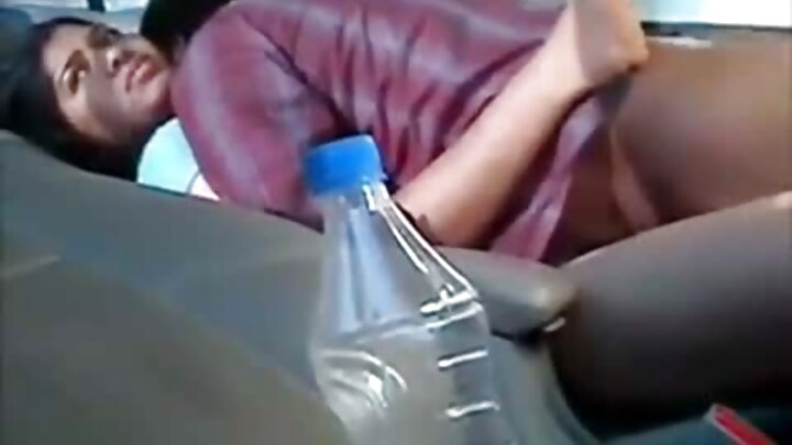 Wanaume weusi hutumia nywele mbili za blonde kama wanasesere
