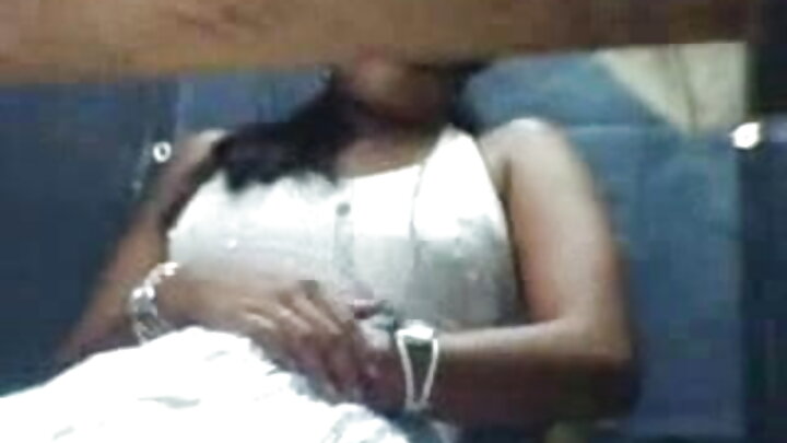 Alimsukuma mpenzi wake aliyelala, na baada ya kuamka, alimtongoza.