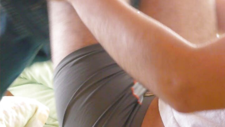 Mchezaji wa kosplay alimruhusu mwanaume mmoja kuangalia vazi lake jipya, na utupu wake kwa wakati mmoja.