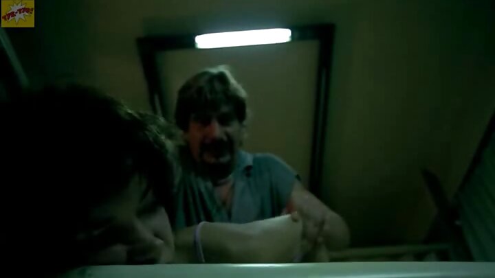 Katibu Mwekundu Ornella Morgan analalwa na bosi wake baada ya kutembelewa na goblin wa ajabu.