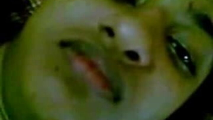 Mbwa mkubwa, mwenye tatoo analala na mtoto mchanga mwenye nywele zilizopinda.