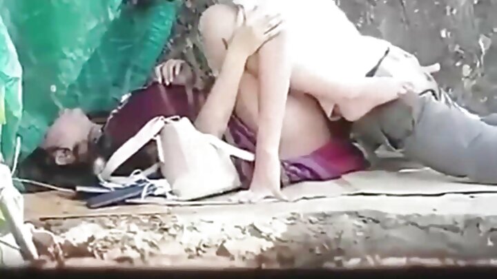 Katika onyesho la Woodman, mtoto mnene alinaswa kwenye matako na kulazimishwa kunywa mkojo
