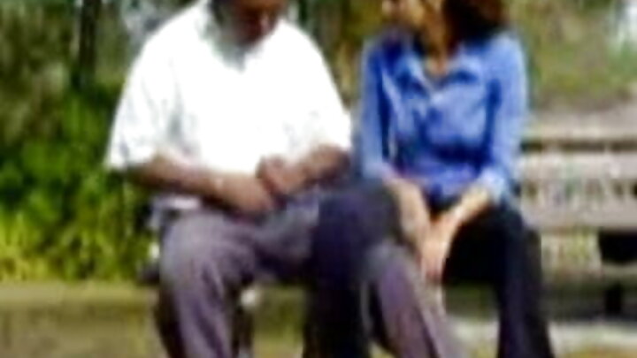 Mwanamke mweusi alimlamba mpenzi wake kabla ya kazi.