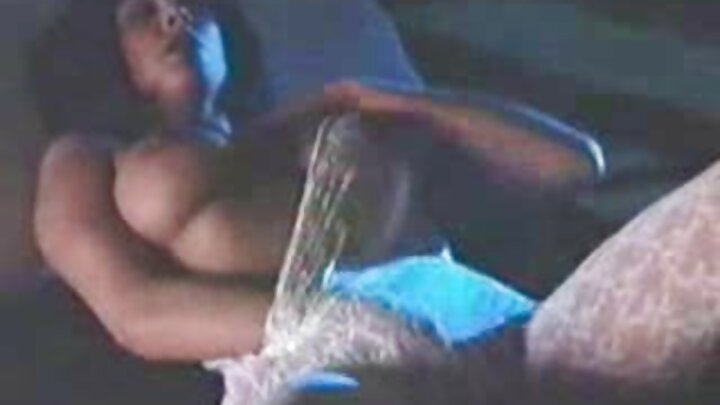 Mwanamke mrembo wa Marekani anapiga uume kana kwamba ni mara yake ya mwisho.