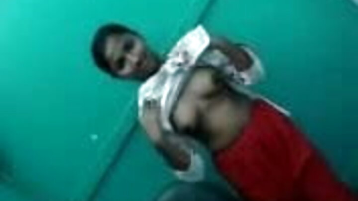 Mwanafunzi mwenye nywele ndefu amleta dada yake wa kambo kwenye kilele cha mshindo