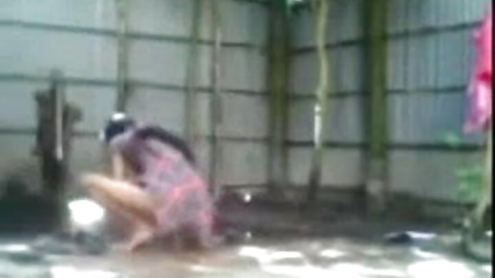 Mkufunzi wa ngono wa miaka hamsini anawafundisha vijana jinsi ya kuwa na watatu.