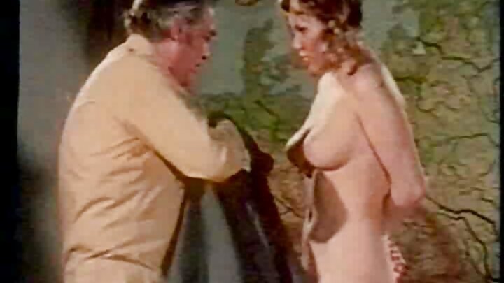 Mzee mwenye furaha anacheza uume wa kijana mwenye nywele nyekundu kutoka Ukraine.