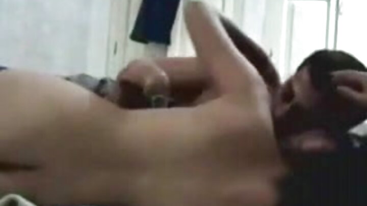 Wanaotumia vifaa vya michezo vya Kirusi wanajifanya uume kwenye baridi kwenye msitu ulio wazi