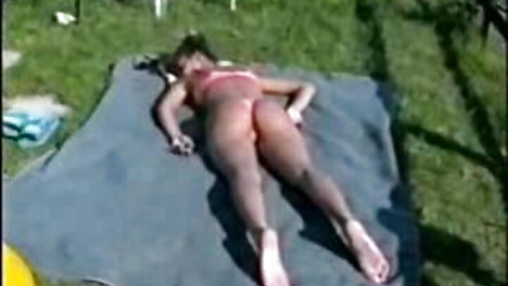 Anya wa Urusi analia na kulia kutokana na kupigwa na Woodman, lakini anaendelea kuigiza.