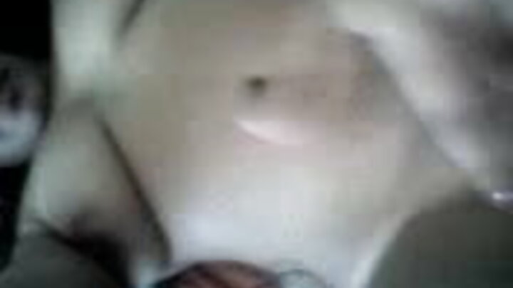 Nastya alifika kwenye gari, na kulikuwa na wanaume watatu ndani. Angalau ni Warusi, Nastya aliwaza, akivua chupi yake.