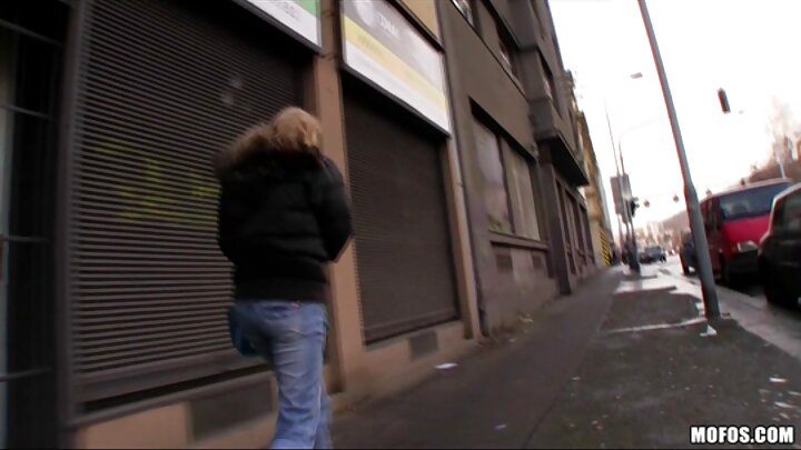 Mwanamke wa Kijapani mwenye macho makubwa anampa ninja mwembamba aliyejifunika uso (asiyechunguzwa)