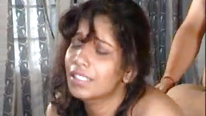 Mwanamume mkomavu alimlawiti mwanamke mwenye nywele nyeusi asiyemjua ndani ya gari huku mkewe akilala kwenye kiti kinachofuata.