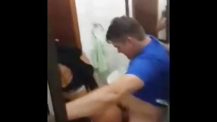 Mwanamume mwenye misuli ya mulatto alimwona msichana mwembamba mwenye nywele za blonde akijichua na kumlamba kikatili.