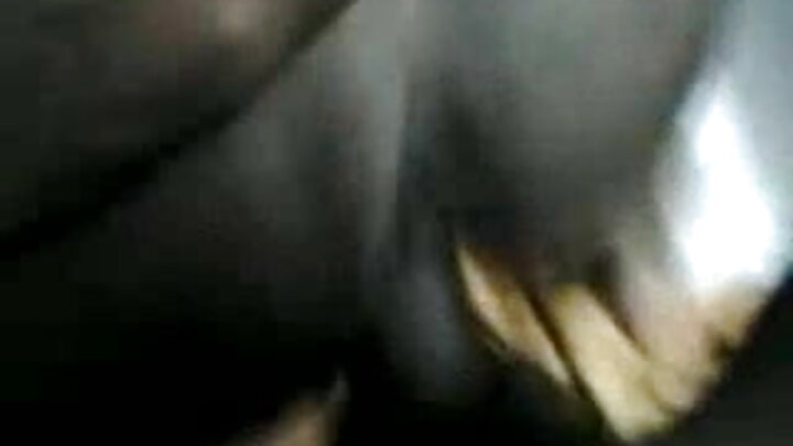 Mwanamume mwenye upara kutoka Brazzers anamlamba mpenzi wake kwa siri ili asimwamshe mkewe aliyelala.