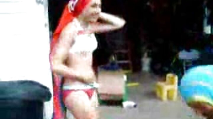 Wakati akimchoma uume wake mnene mwenye nywele za blonde, mwanaume anakanda mkunjo wake, akiingiza vidole kadhaa ndani yake.