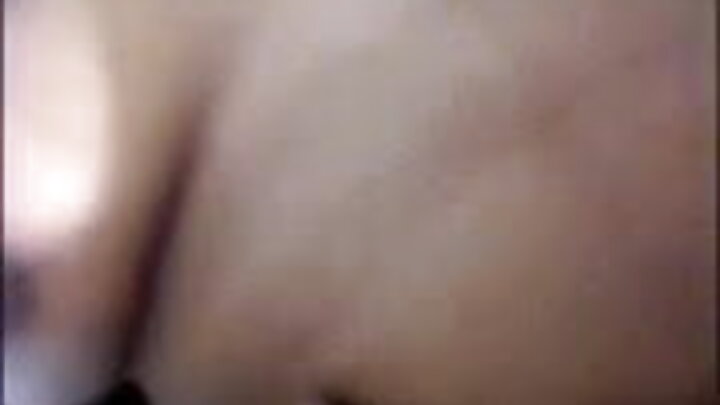 Msagaji alimsaidia rafiki yake kuchumbiana kwa kumlamba kamba na kuunganisha mkondo wa umeme kwenye mapaja ya slut.