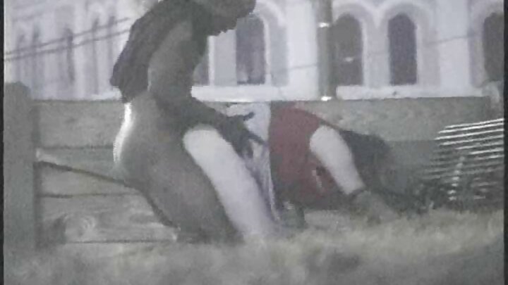 Mwalimu mmoja mkomavu alimwalika mwanafunzi mchanga na kumshawishi afanye mapenzi, akimlazimisha kulamba uume wake.