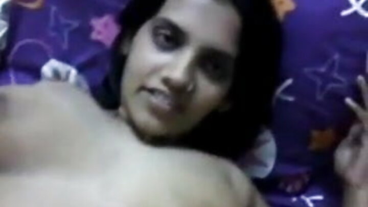 Mpenzi wa jinsia moja aliyevaa kamba iliyobana anafika nyumbani kwa mpenzi wake na kumpa kofi, akimshika uume wake kati ya matiti yake.